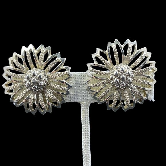 Sarah Coventry Vintage Daisy Earrings Silver Clip On Floral Coquette Retro Glam - Picture 2 of 6